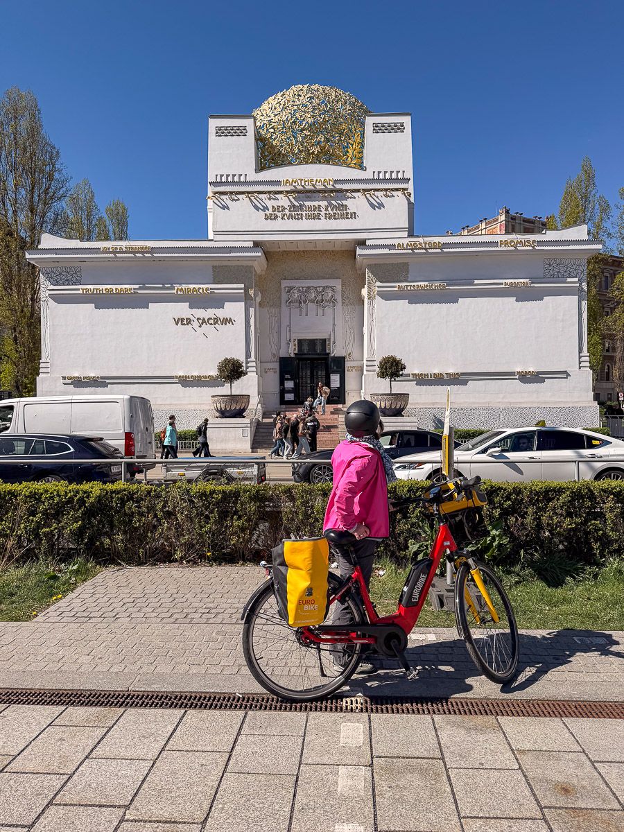 Radlerin vor dem Gebäude der Sezession