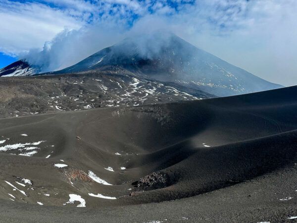 Vulkantour zum Ätna: Lavafelder, im Hintergrund der Gipfel