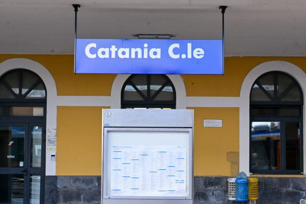 Bahnhofsschild: Catania Centrale