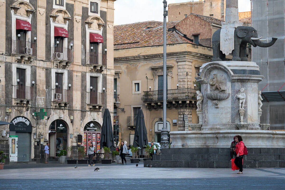 Platz mit Brunnen und Elefantenskulptur