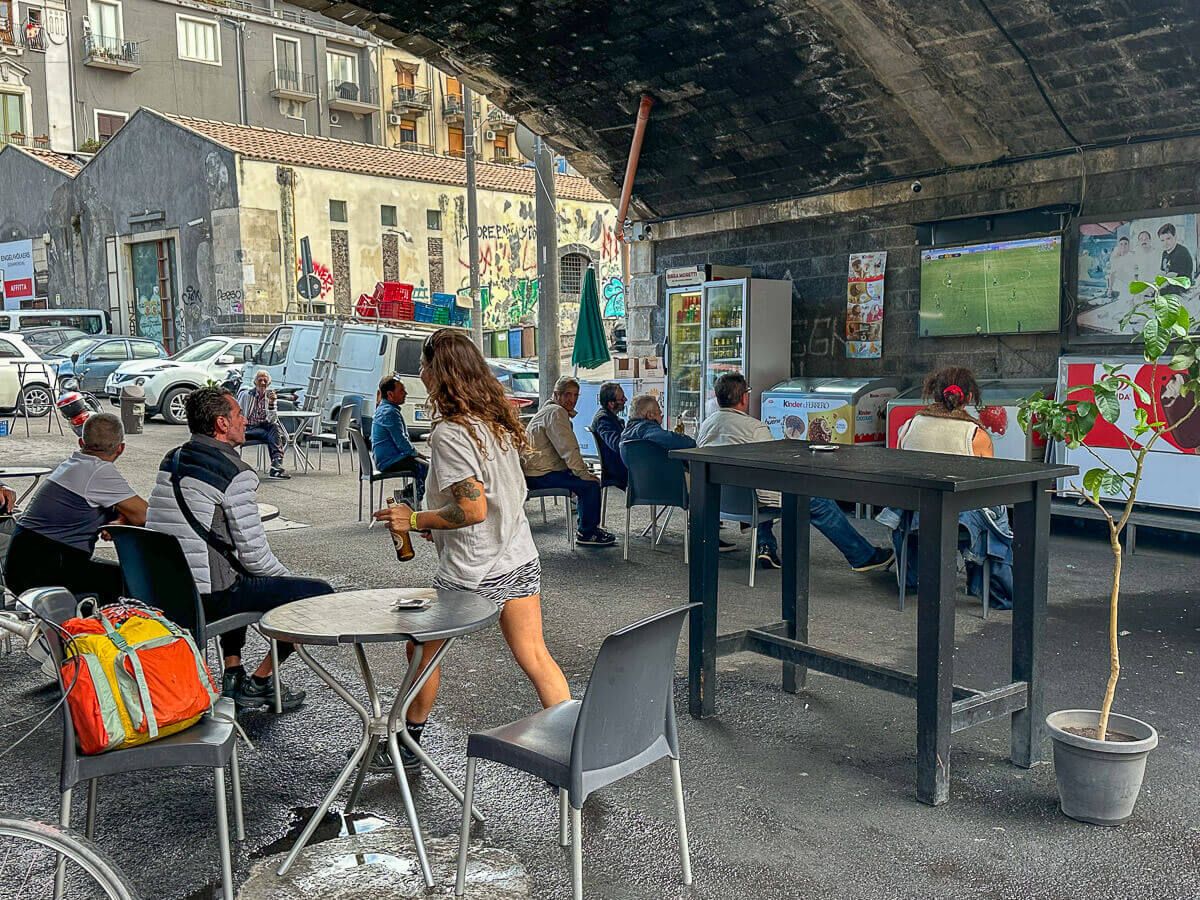 Public Viewing in einem Durchgang 