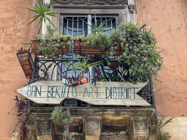 Schild mit "San Berillo Art District"
