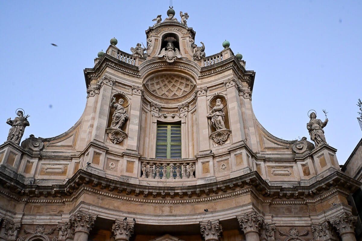 Konkave Fassade einer Kirche mit Skulpturen und Balkon