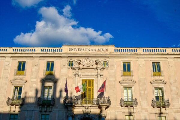 Universitätsgebäude mit Flaggen im Sonnenlicht 