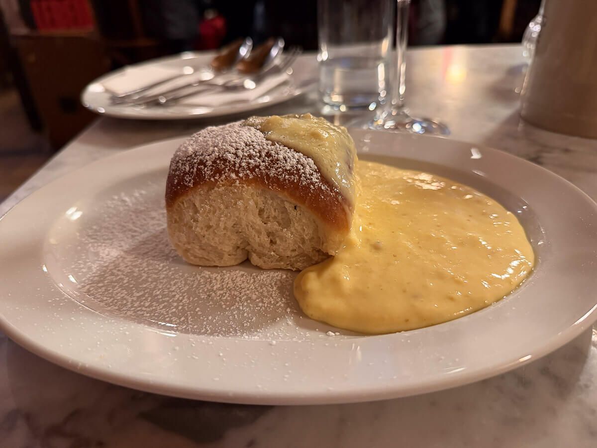 Die besten Kaffeehäuser in Wien: Buchteln mit Vanillesauce