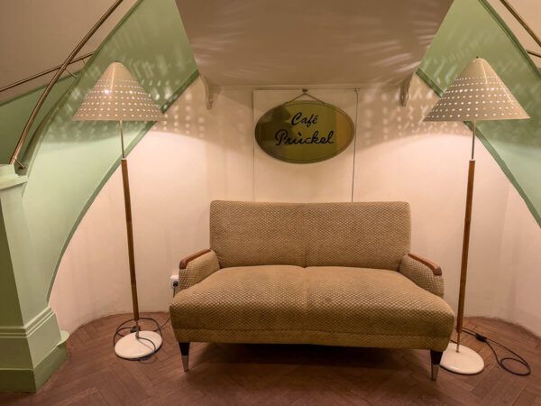 Sofa und Lampen im Stil der 50er-Jahre