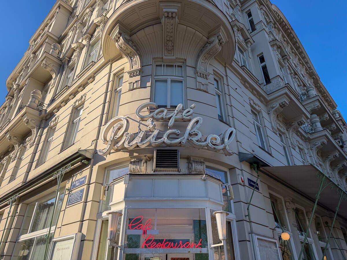 Außenansicht eines Gründerzeithauses mit der Aufschrift Café Prückel