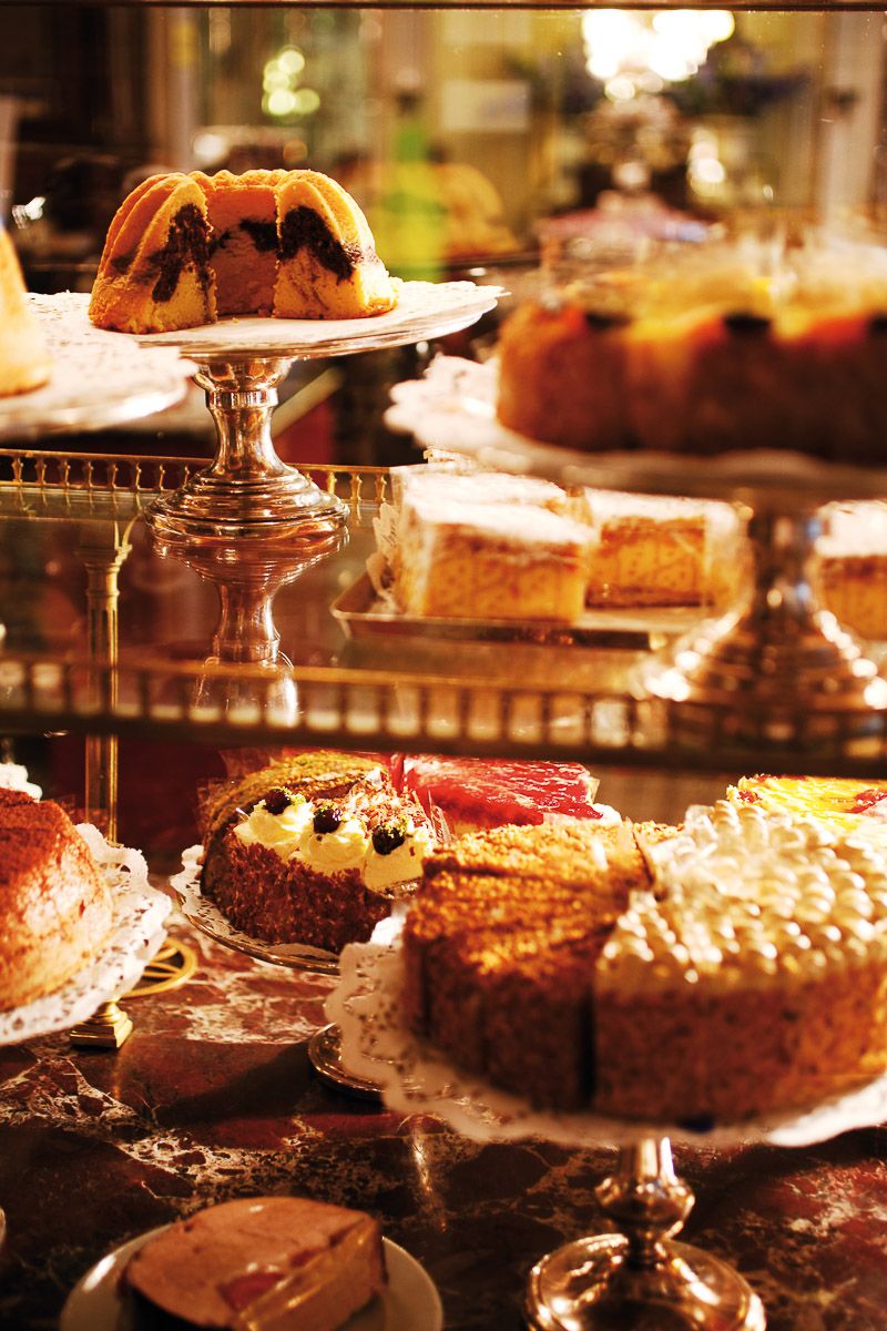 Zahlreiche Kuchen und Torten auf einem Buffet