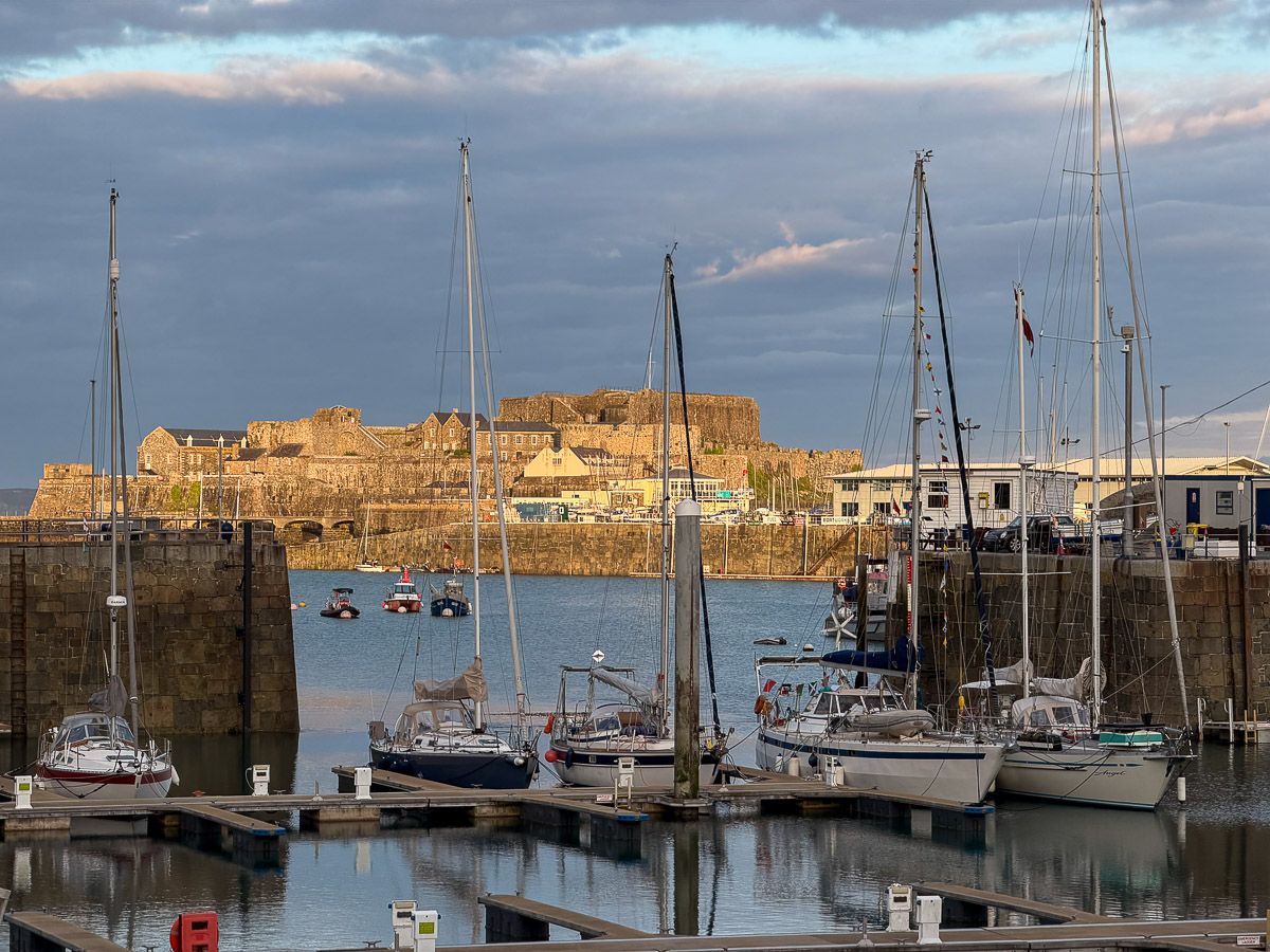 Blick auf Castle Coronet im Abendlicht mit Segelbooten im Vordergrund