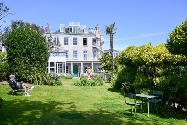 Kanalinsel Guernsey: eine weiße Villa in einem üppigen Garten