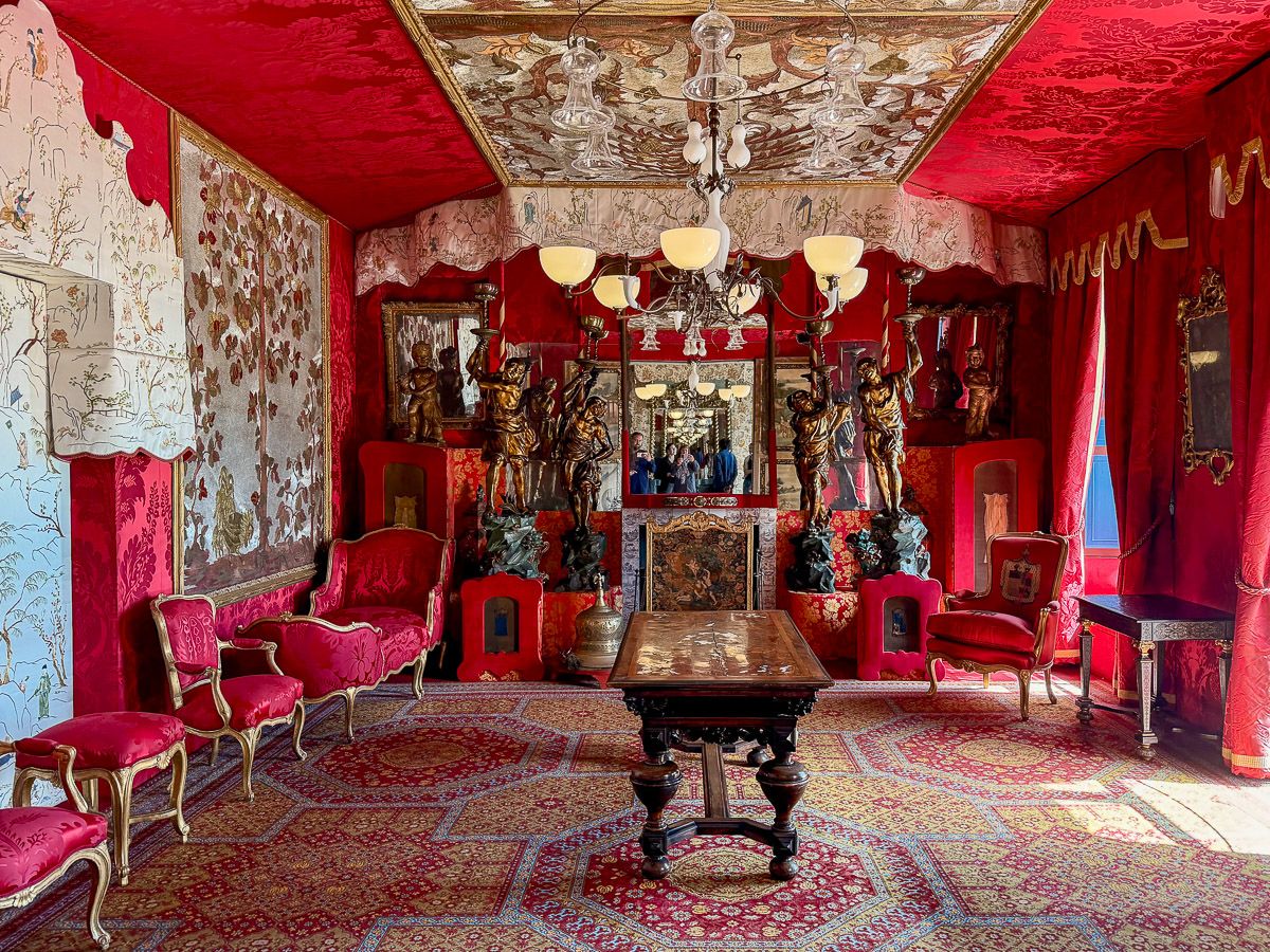 Wohnzimmer ganz in Rot mit viel Plüsch