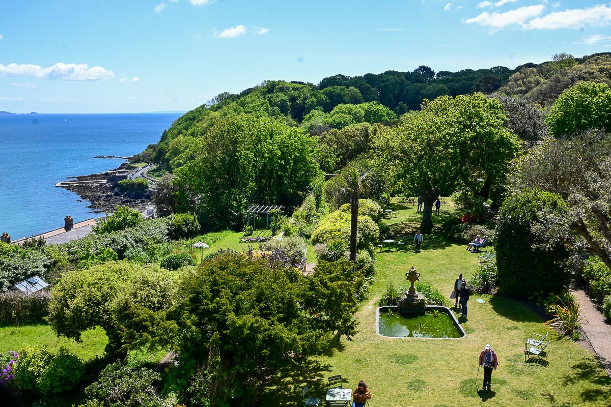 Blick in einen üppigen Garten am Meer