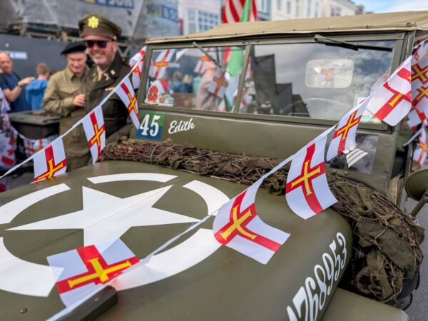 Militärfahrzeug mit Flaggen von Guernsey