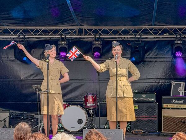 Frauen auf einer Bühne mit Militär-Outfit der 1940er-Jahre