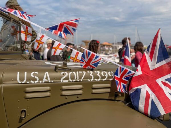Militärfahrzeug mit Flaggen des UK