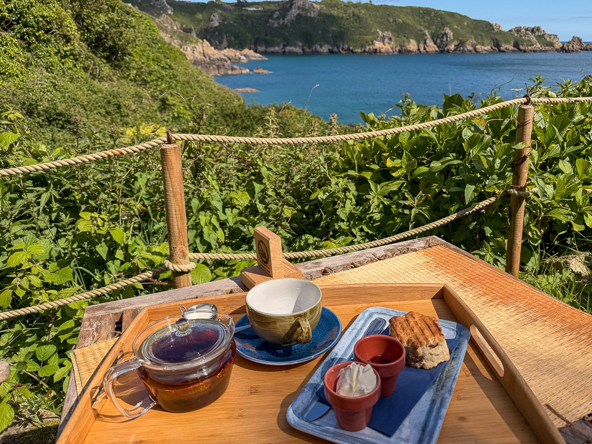 Cream Tea mit Blick auf die Bucht