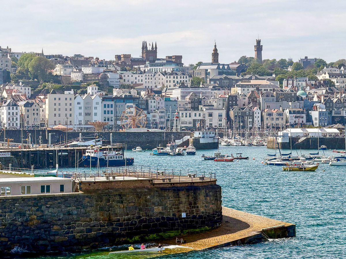 Blick auf St Peter Port und Hafen