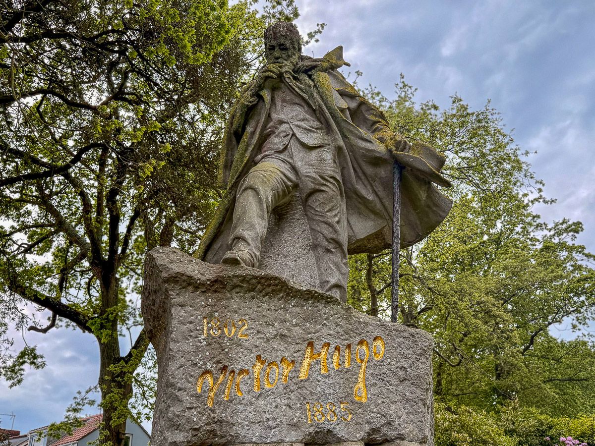 Victor Hugo auf einem Podest in den Candie Gardens