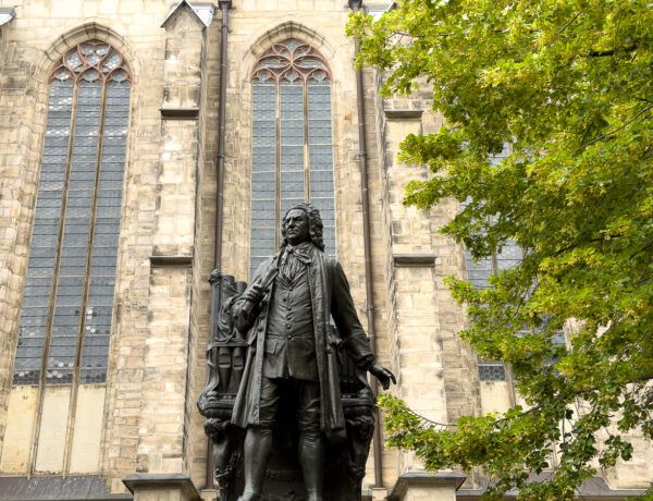 Leipzig Wochenendtrip: 11 Sehenswürdigkeiten in Leipzig 2 Denkmal von Bach vo der Thomaskirche in Leipzig