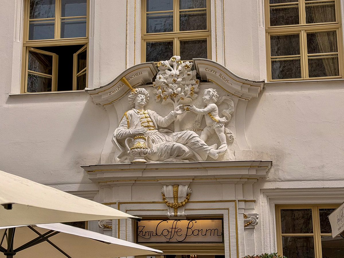 Leipzig Wochenendtrip: 11 Sehenswürdigkeiten in Leipzig 20 Wochenendtrip Leipzig: Fassade des Coffee Baums zeigt einen Türken, dem Kaffee gereicht wird.