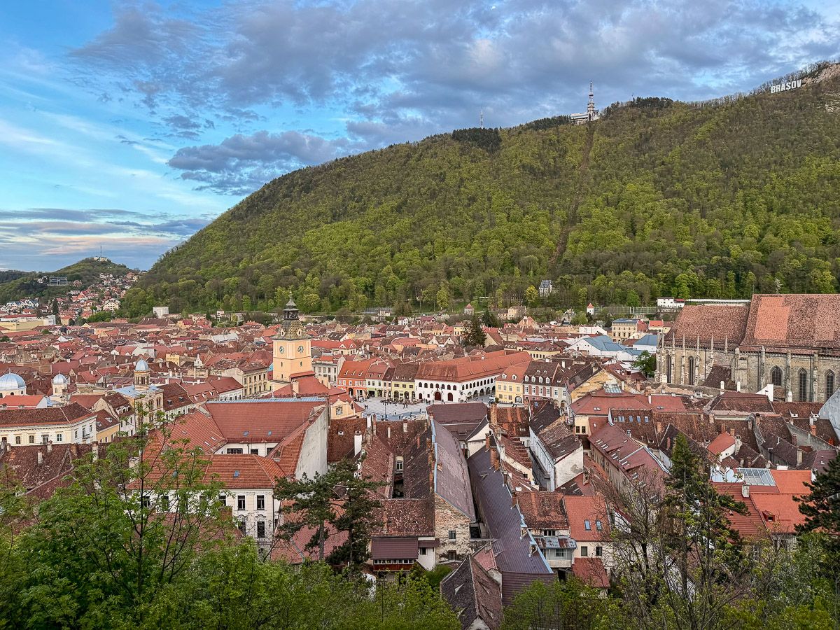 Blick vom Weißen Turm auf Brasov und den gegenüberliegenden Hügel