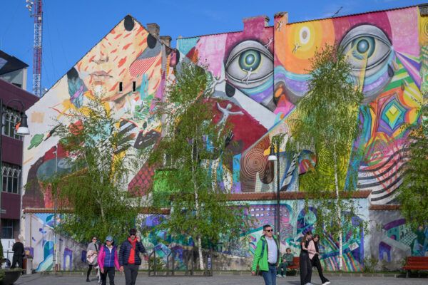 Viel mehr als Dracula: 1 Woche Transsilvanien mit dem Zug bereisen 52 farbenfrohes Mural