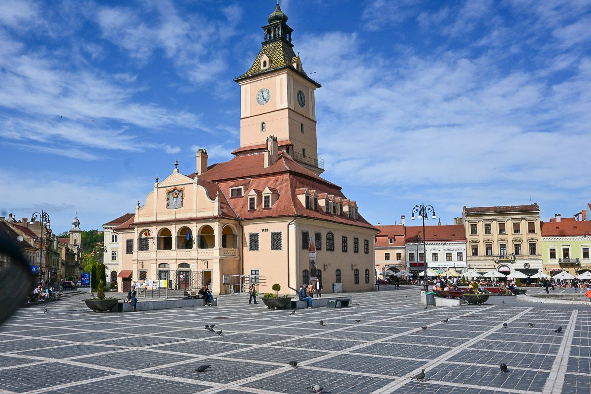 ehemaliges Rathaus mit Turm im Zentrum des Platzes