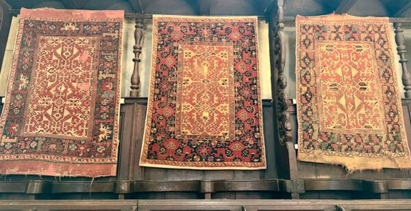 Sammlung von Orientteppichen in der Kirche