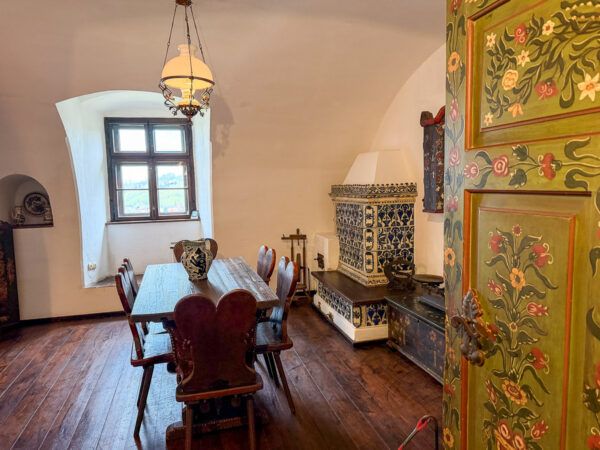 Stube in Schloss Bran mit Kachelofen und Esszimmermöbeln