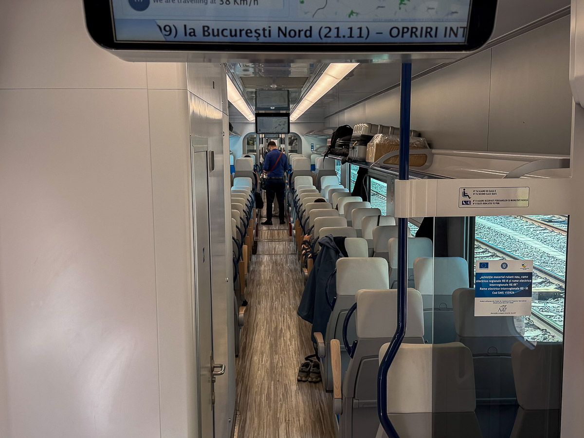 Moderner Zug in Rumänien