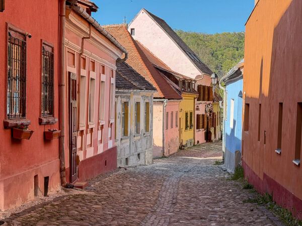 Gasse mit unten Häusern