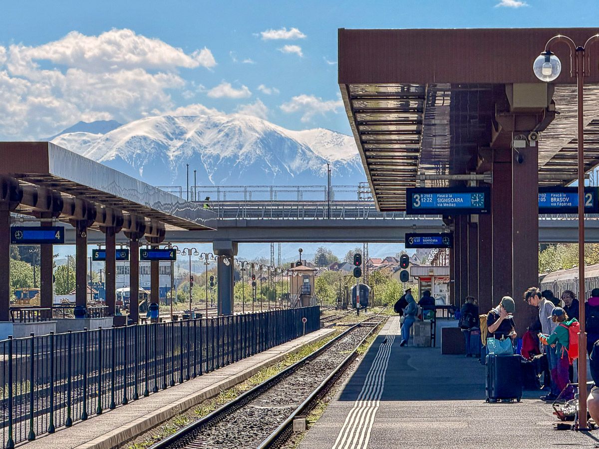 Bahnhof von Sibiu mit den schneebedeckten Karpaten im Hintergrund