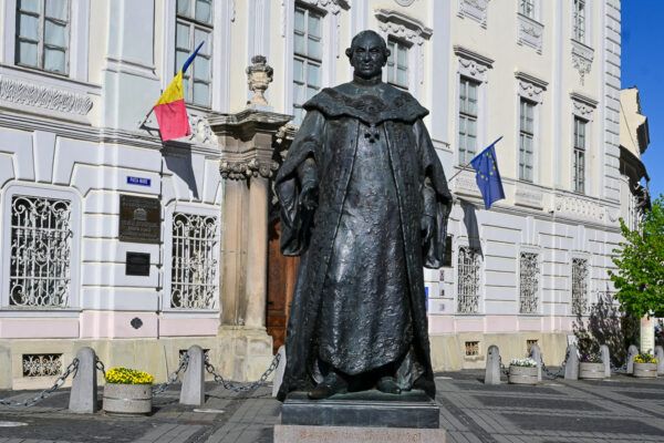 Statue vor einem Barock-Palais