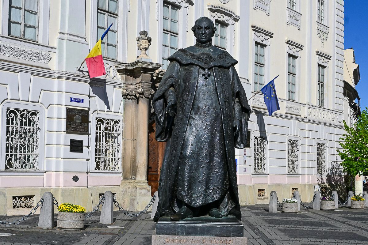 Statue vor einem Barock-Palais