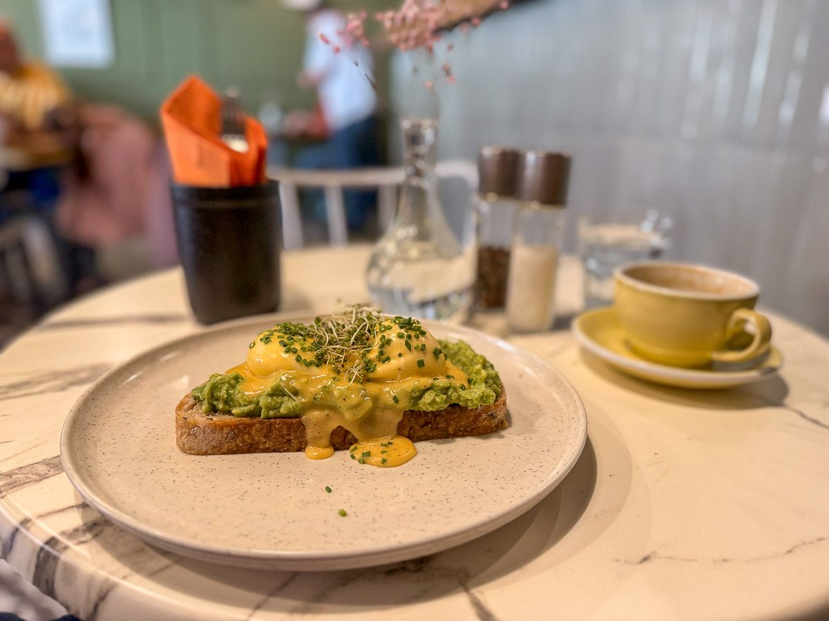 Frühstücksgericht in einem Café