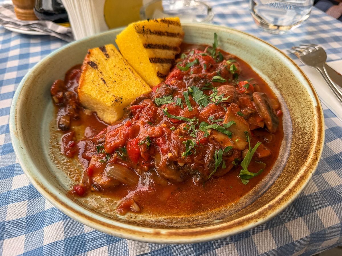 Pilzgulasch mit Polenta