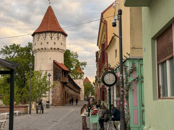 Gasse an der Stadtmauer mit Wehrturm 