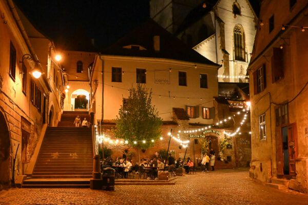 Beleuchtete Sagstiege am Abend