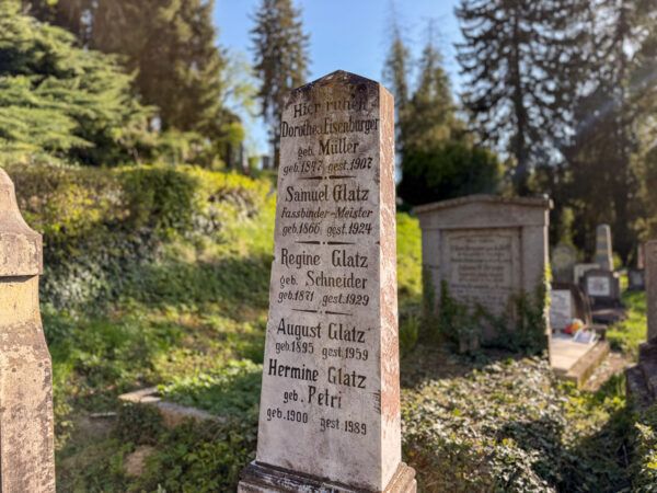 Ein Grabstein auf dem Friedhof mit deutschen Namen