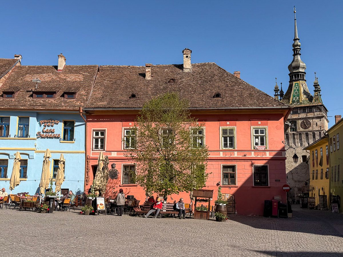Burgplatz mit bunten Häusern