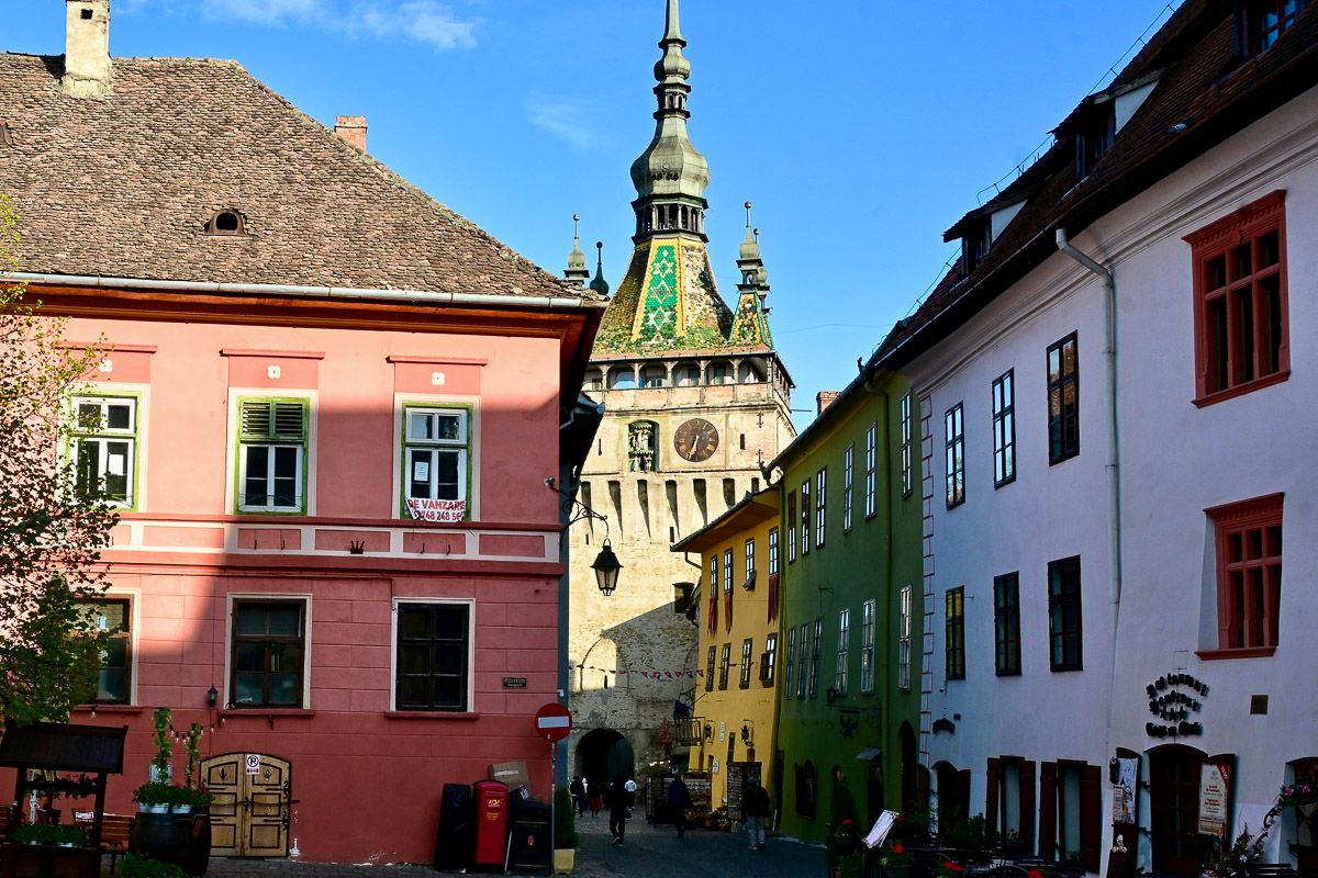 Bunte Häuser und im Hintergrund der markante Stundturm mit seinen bunten Dachziegeln