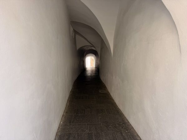 Schmalste Gasse der Stadt