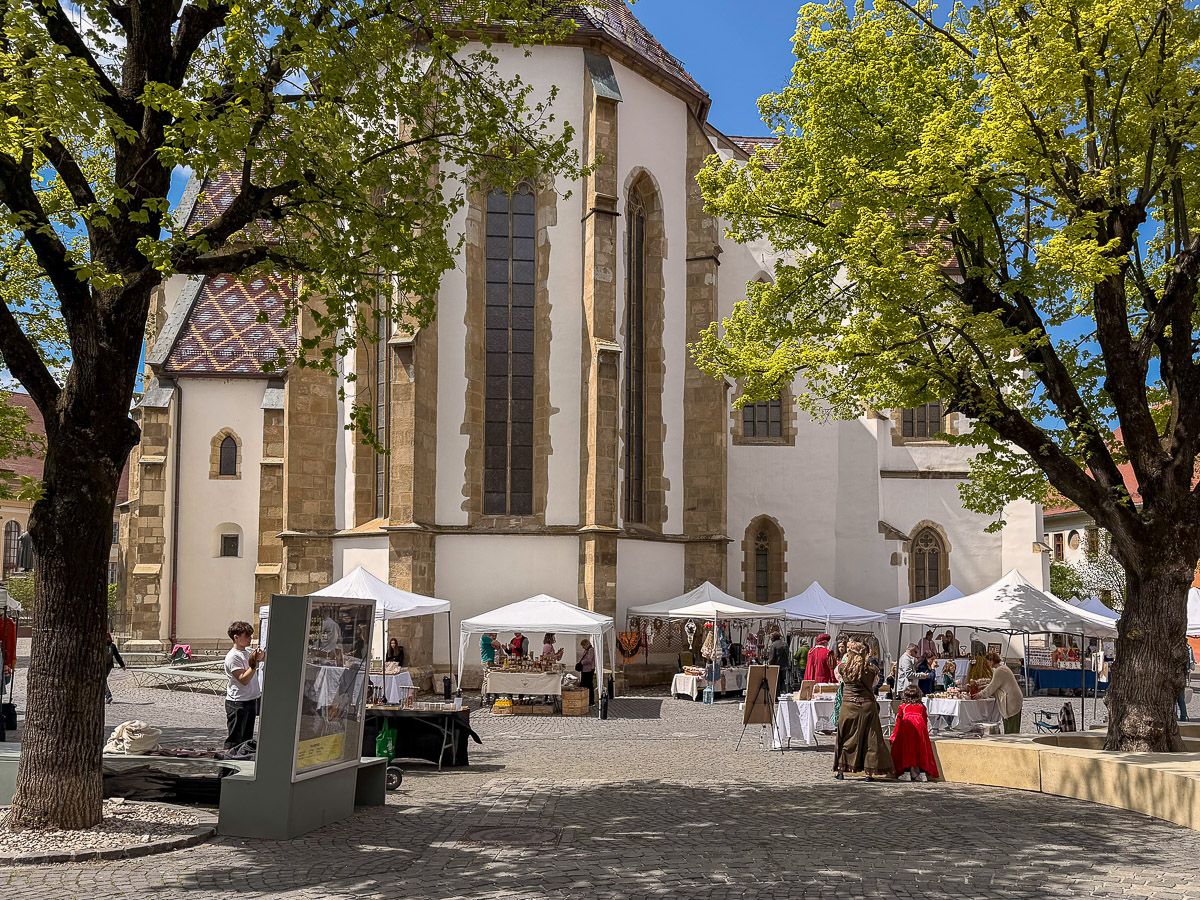 Handwerkermarkt mit vielen Ständen an der Stadtkirche