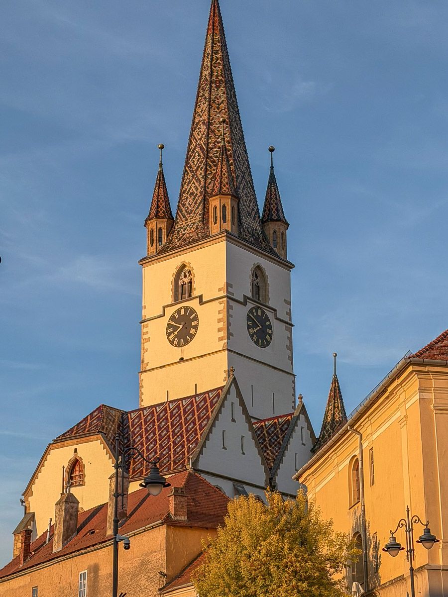 Turm der Stadtkirche im Spätnachmittagslicht