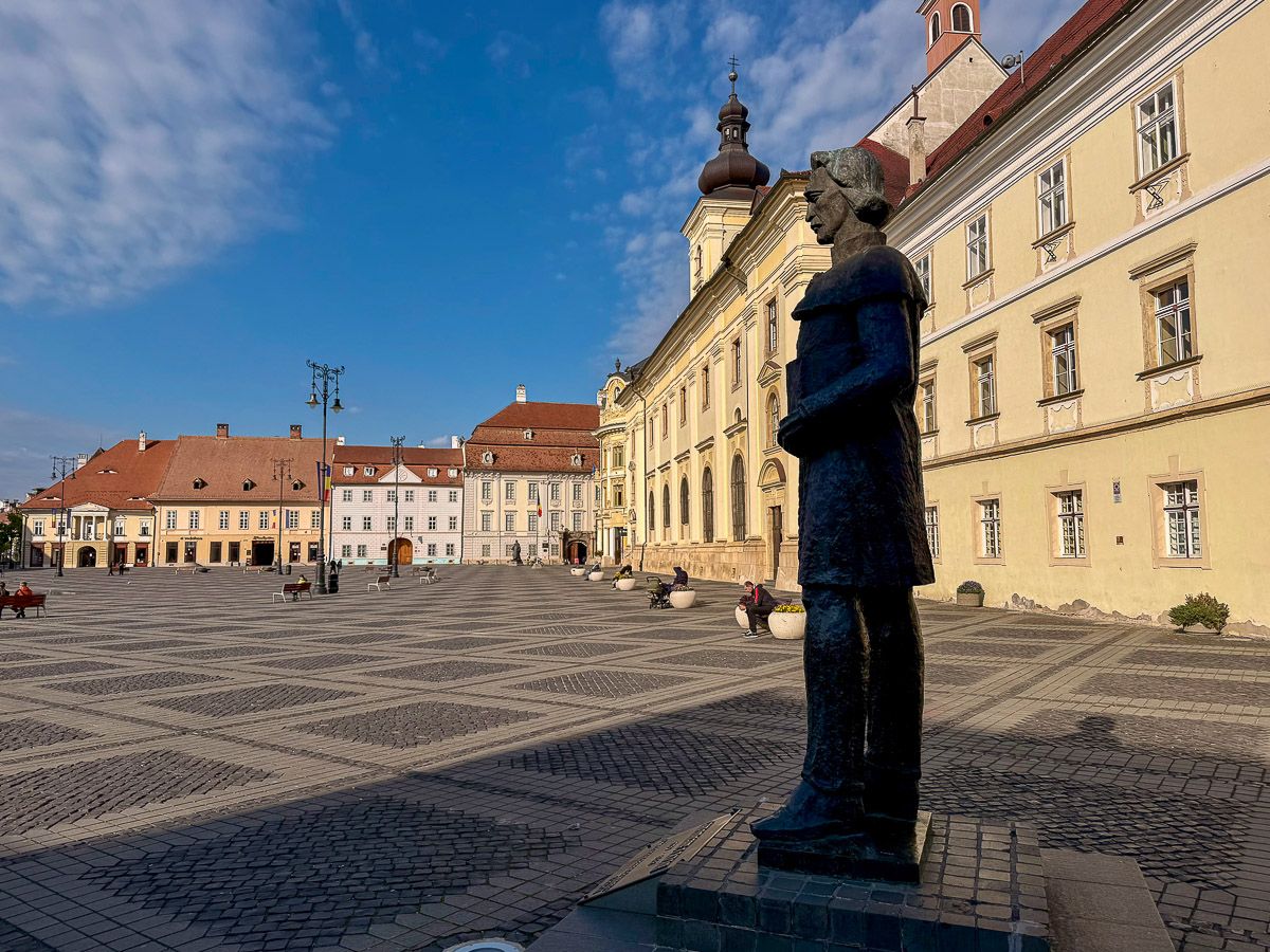 Großer Ring mit Denkmal im Vordergrund