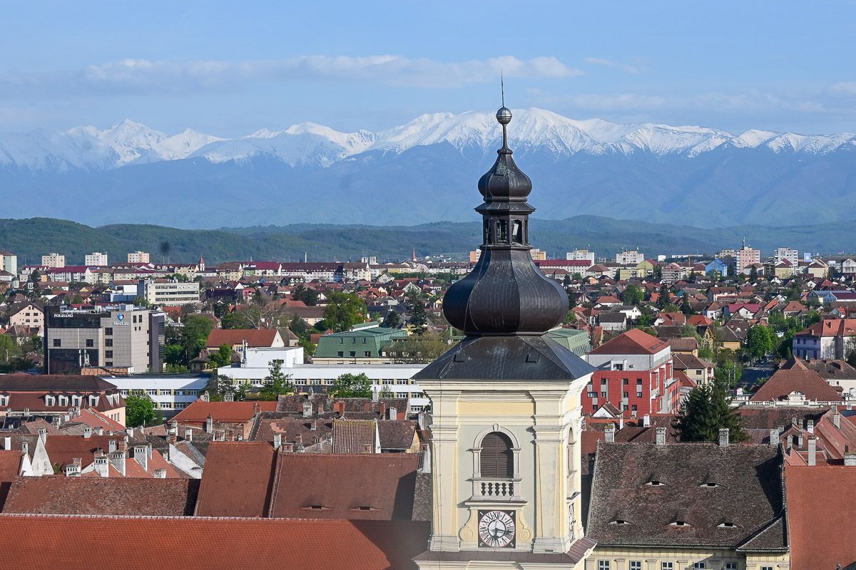 Blick vom Turm der Stadtkirche über die Stadt bis zum schneebedeckten Karpatenbogen