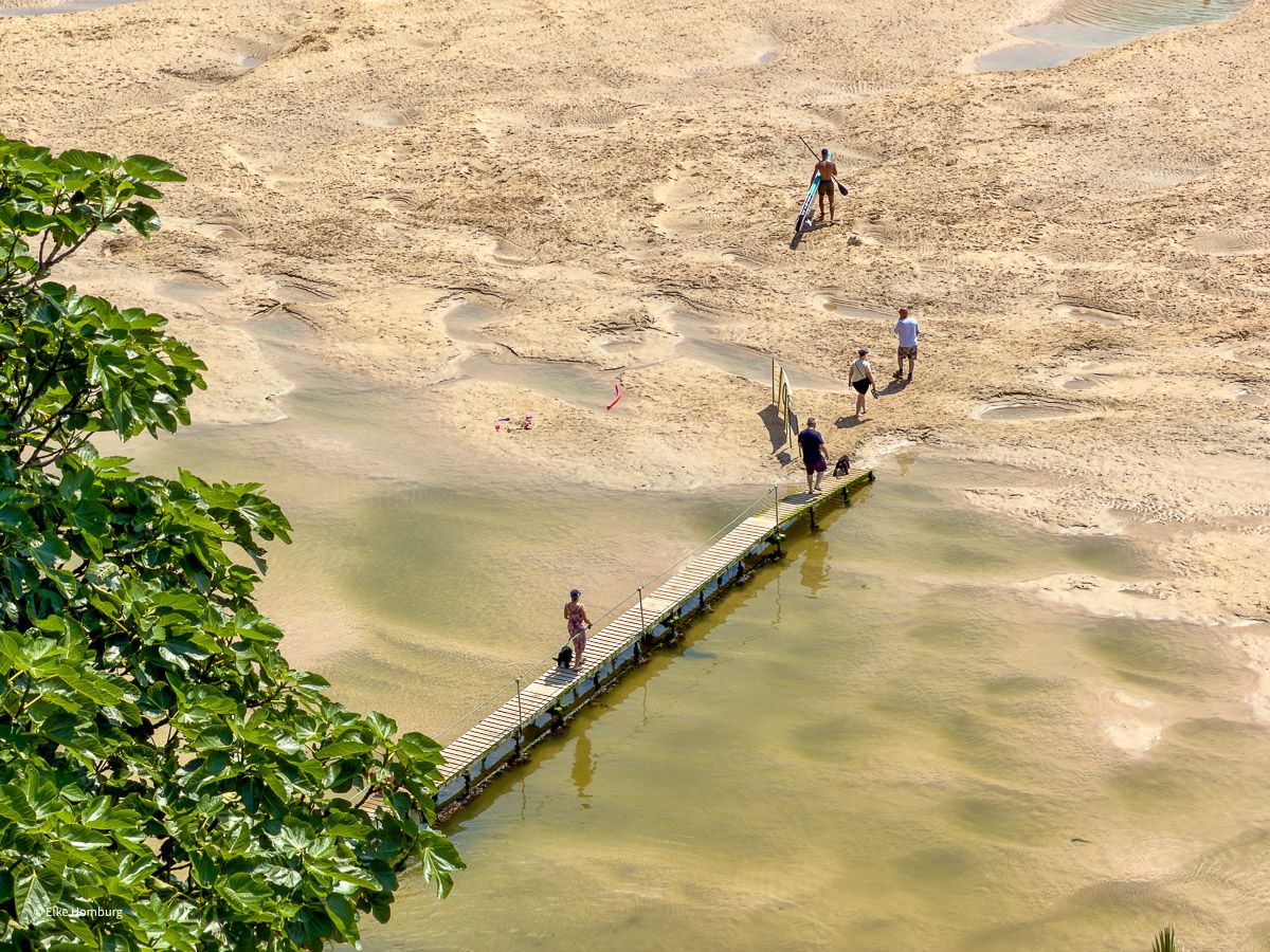 Fußgängerbrücke, die bei Ebbe über den Gansel River führt