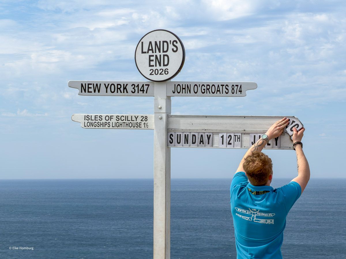 Schild "Land's End", bei dem ein Mann Namen fürs Fotoshooting eingibt