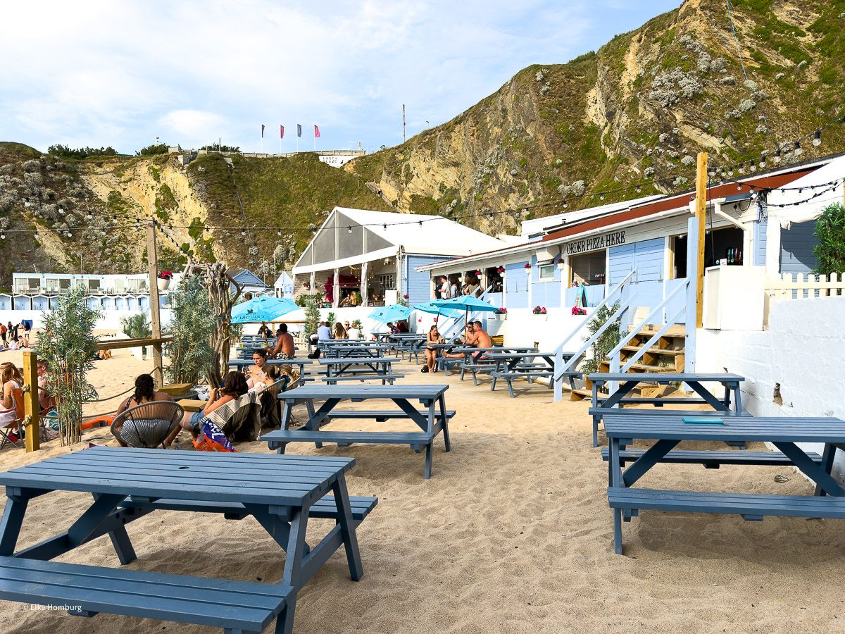 Strand mit Pizzabude und viel Urlaubsleben