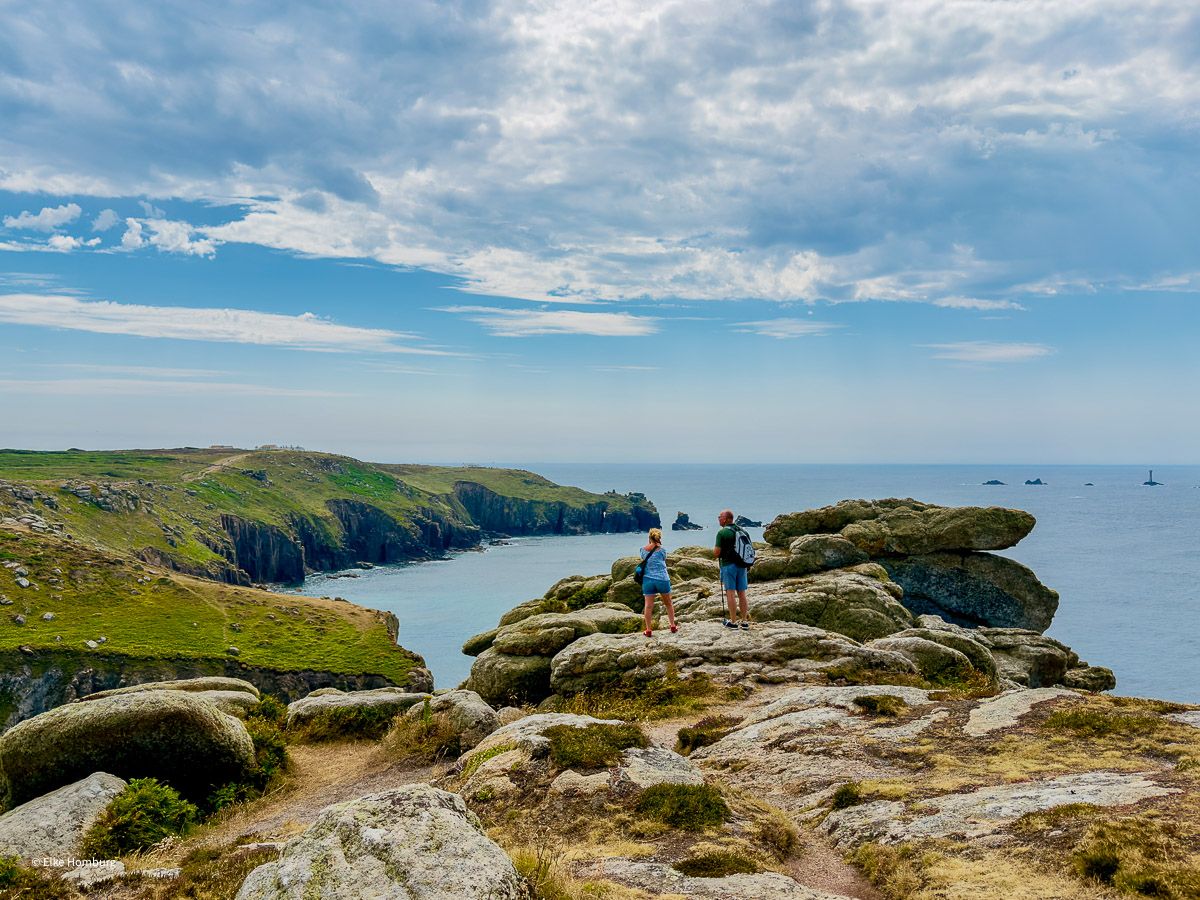 Felsküste bei Sennon Cove mit zwei Menschen auf den Klippen